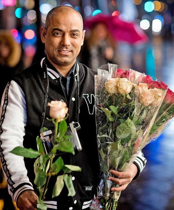 News Photo 1 - Germany - Otta Nottathil - sanjeev_sharma_rose_salesman_Blumen_Bobby