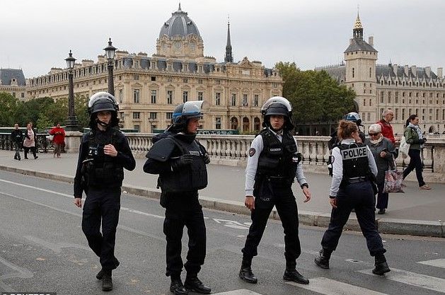 News Photo 1 - Europe - Otta Nottathil - knife_attack_4_police_officers_dead
