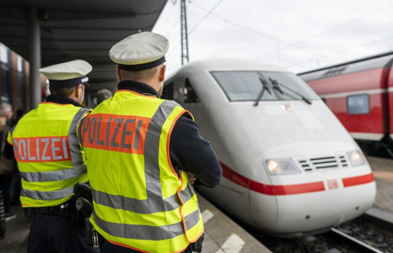 News Photo 1 - Germany - Otta Nottathil - 22120191police