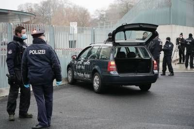 News Photo 1 - Germany - Otta Nottathil - man_held_car_driven_german_chancellery