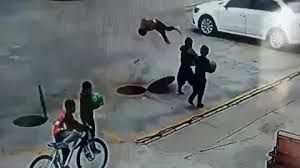 News Photo 1 - Other Countries - Otta Nottathil - 10220214manhole