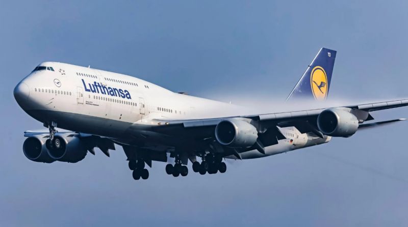 News Photo 3 - Germany - Otta Nottathil - pilot_faints_Lufthansa_flight_emergency_landing_montreal